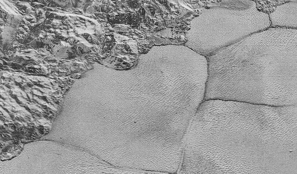 Isolierschicht hält Plutos Ozean unter Eispanzer flüssig