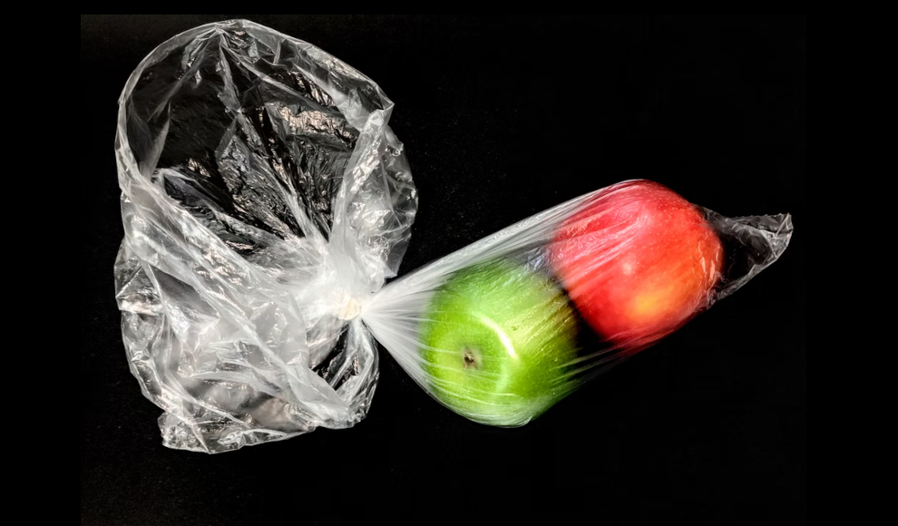 Lebensmittel in Plastiktüte 
