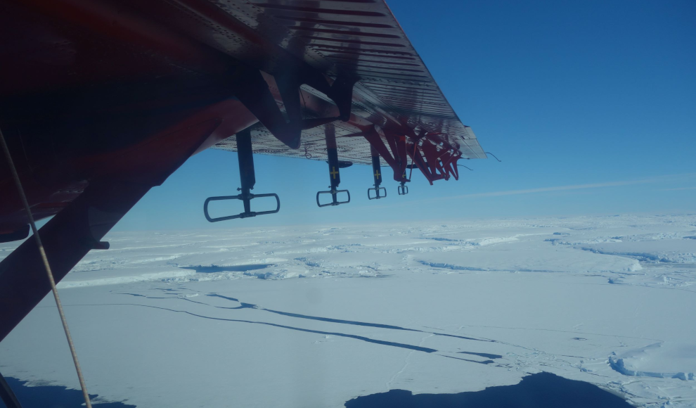Flugzeug der British Antarctic Survey (BAS) überfliegt den Thwaites Glacier (Doomsday Glacier) zur Kartierung des Untergrunds