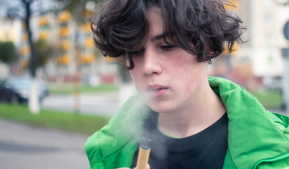 Jugendlicher mit E-Zigarette