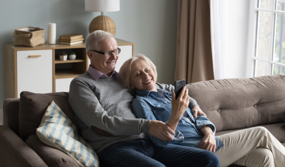 Sitzende Senioren mit hohem Demenzrisiko